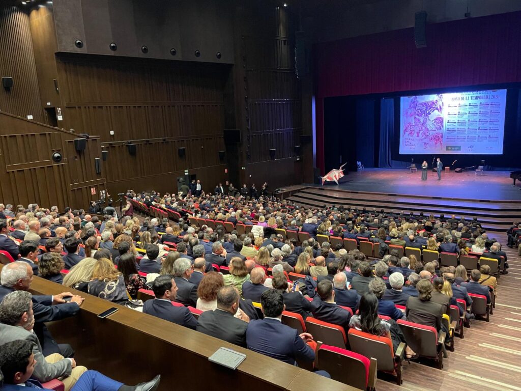 El toreo se cita con Sevilla en una gala emocionante y multitudinaria