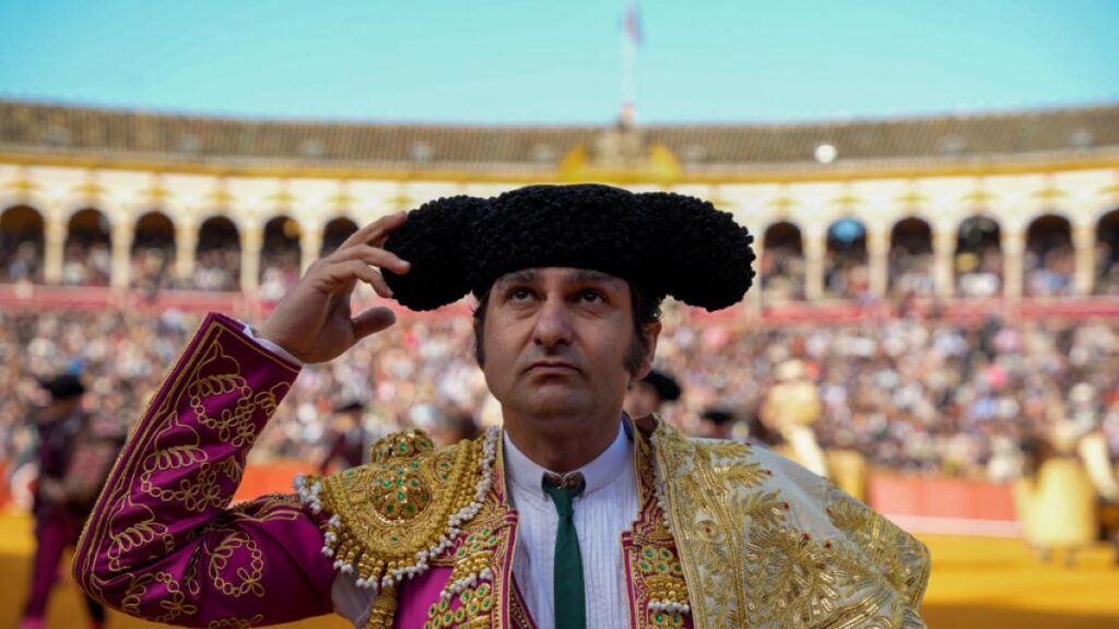 Morante de la Puebla haciendo el paseíllo en Sevilla / Toro Live