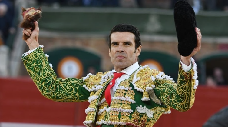 Emilio de Justo atempera la última gris y fría tarde de la Feria de Fallas