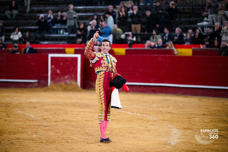 David de Miranda impone su ley en la primera corrida de Fallas