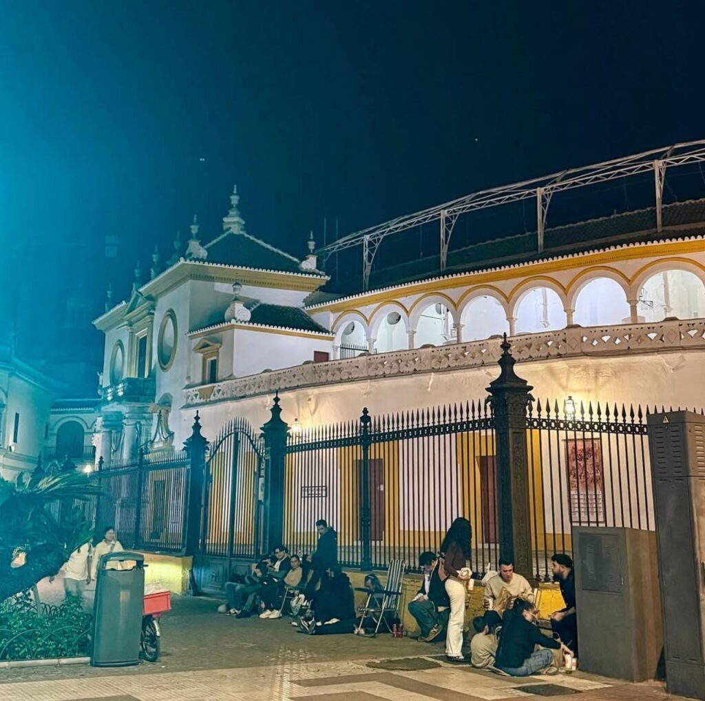 La Maestranza despierta la pasión: aficionados hacen noche para comprar entradas