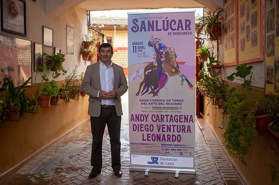 Sanlúcar de Barrameda abre su temporada taurina con una corrida de rejones.