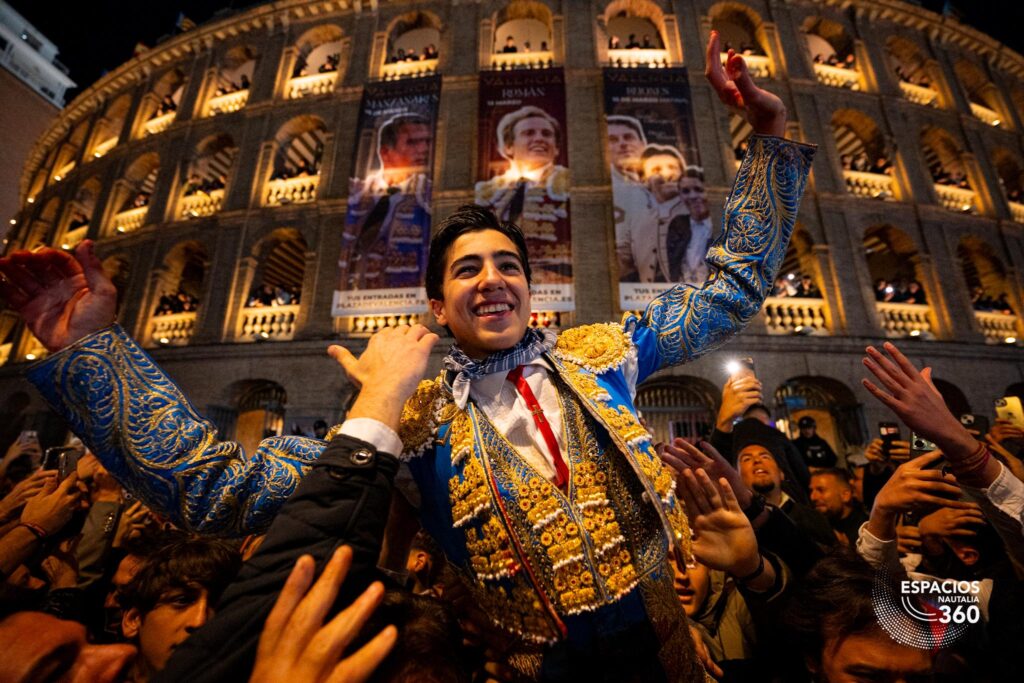 Marco Pérez descerraja la puerta grande de Valencia por la vía de la entrega