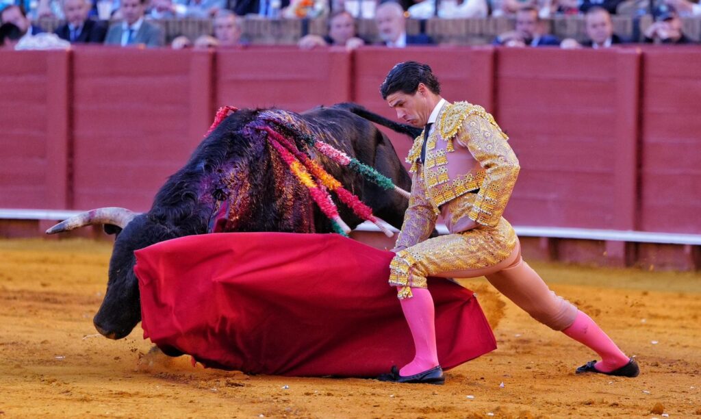 Aguado pone el toreo y el alma en una tarde de mansedumbre