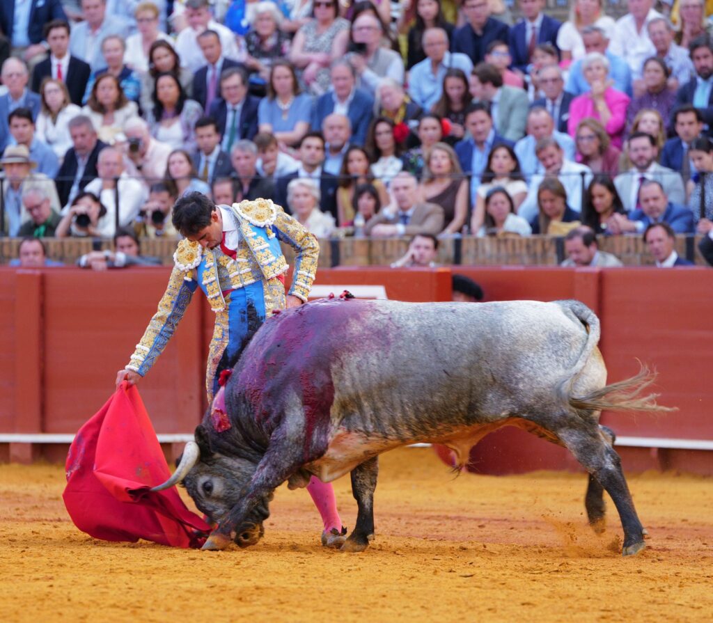 El Cid y Fortes imponen su torería frente a una vuelta irreconocible de La Quinta a Sevilla