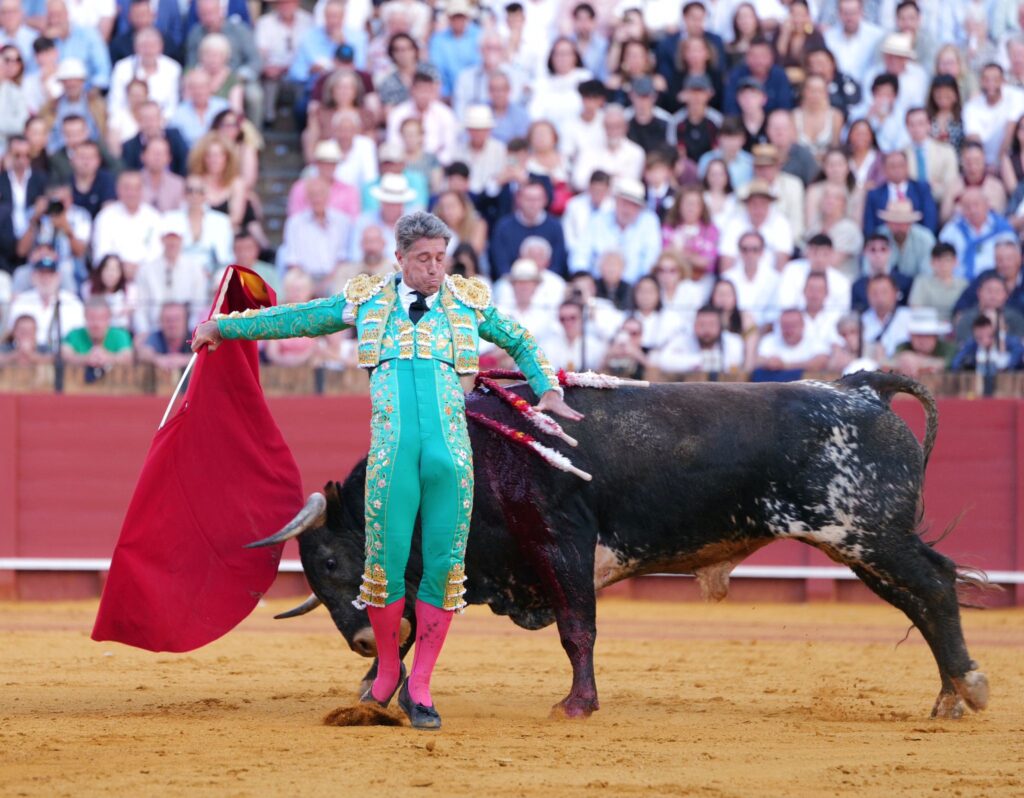 Miura impone su casta en la última de la feria en Sevilla.