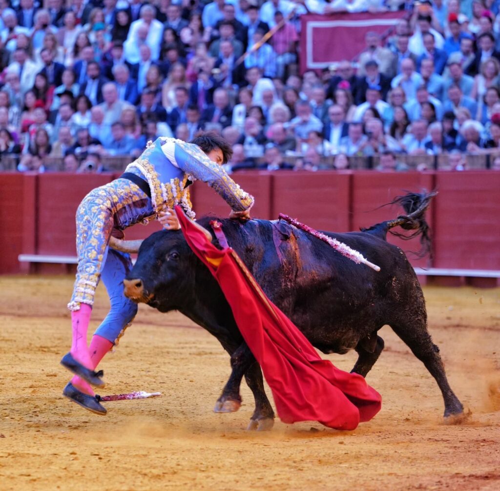 Triunfo de sangre y honor para Roca Rey en una dura tarde en la Maestranza.
