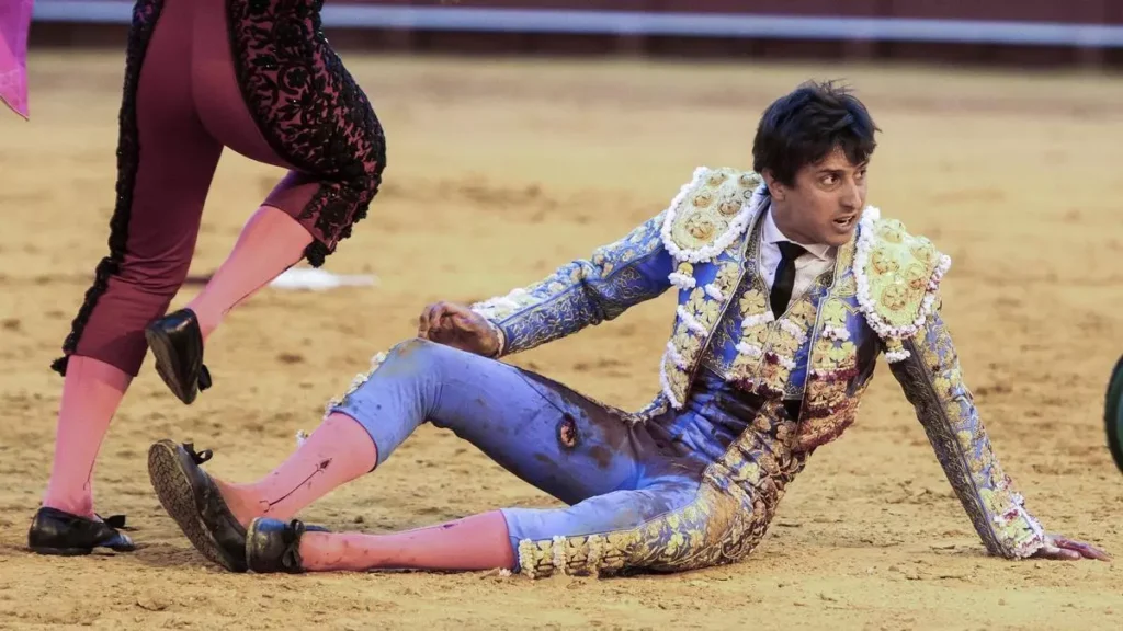 Roca Rey evoluciona y ya no lleva drenaje tras la grave cornada en Sevilla