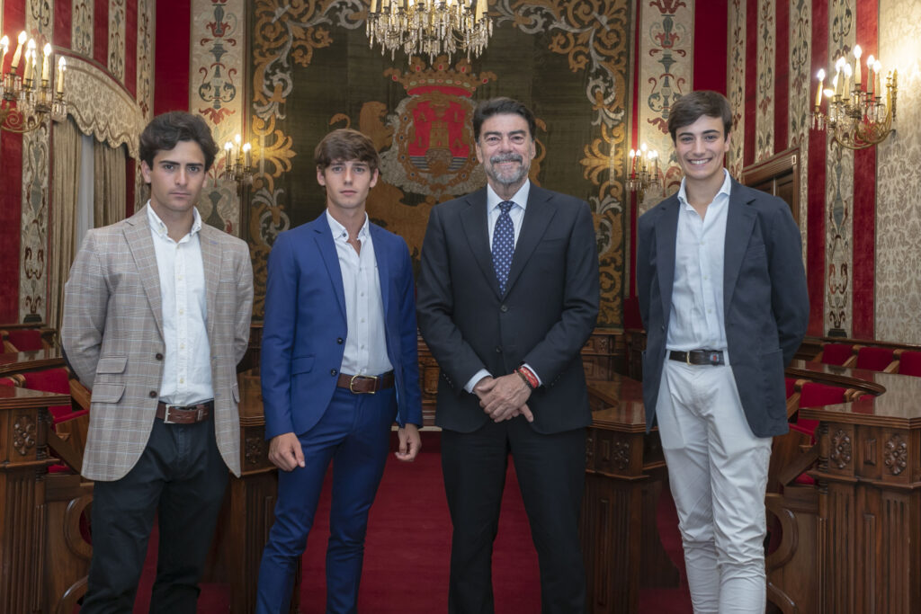 El alcalde de Alicante Luis Barcala se deshace en halagos hacia la empresa del coso alicantino: “Cuando parece imposible hacer una feria mejor que la anterior, esta empresa se supera y lo consigue”