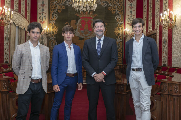 El alcalde de Alicante Luis Barcala se deshace en halagos hacia la empresa del coso alicantino: “Cuando parece imposible hacer una feria mejor que la anterior, esta empresa se supera y lo consigue”