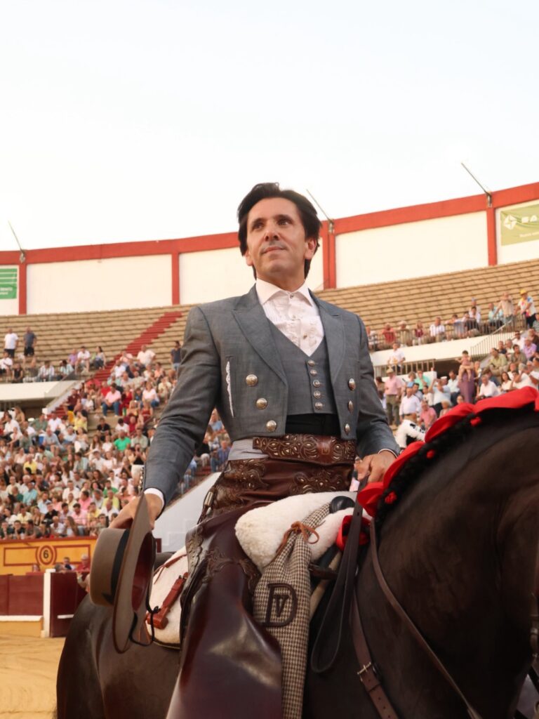 DIRECTO BADAJOZ |Diego Ventura y Guillermo Hermoso de Mendoza abren la Puerta Grande en Badajoz.