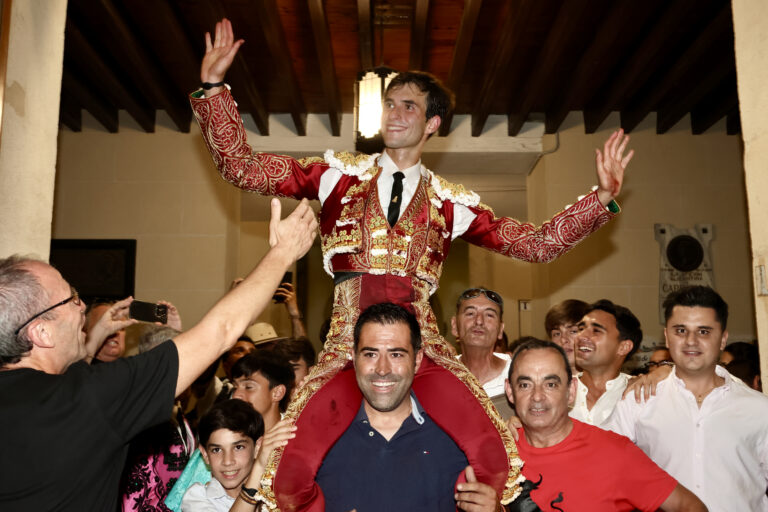 Samuel Navalón abre la Puerta Grande en Alicante en la 3ª de abono