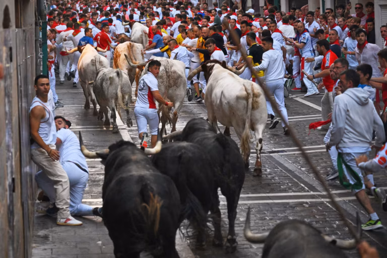 A Pamplona hemos de ir: «La memoria del adoquín y el tributo al corredor»
