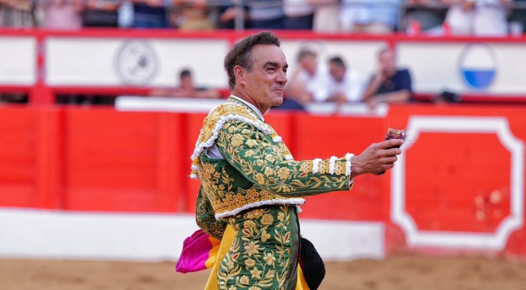 Victorino Martín devuelve la emoción a Santander con una corrida de contenido, El Cid y Escribano pasean un apéndice.
