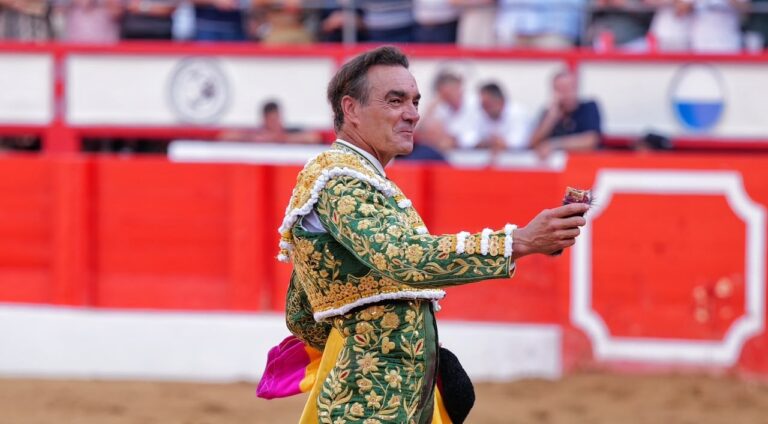 Victorino Martín devuelve la emoción a Santander con una corrida de contenido, El Cid y Escribano pasean un apéndice.