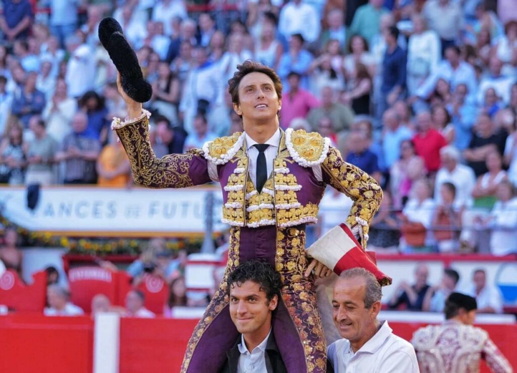 Roca Rey ilumina Santander entre las penumbras ganaderas