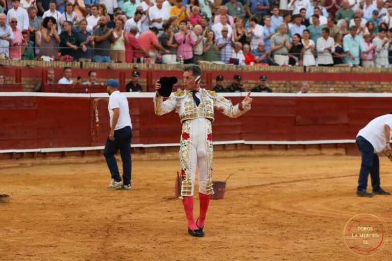 Manuel Escribano sufre una herida en la oreja izquierda durante la corrida de Miura en Huelva