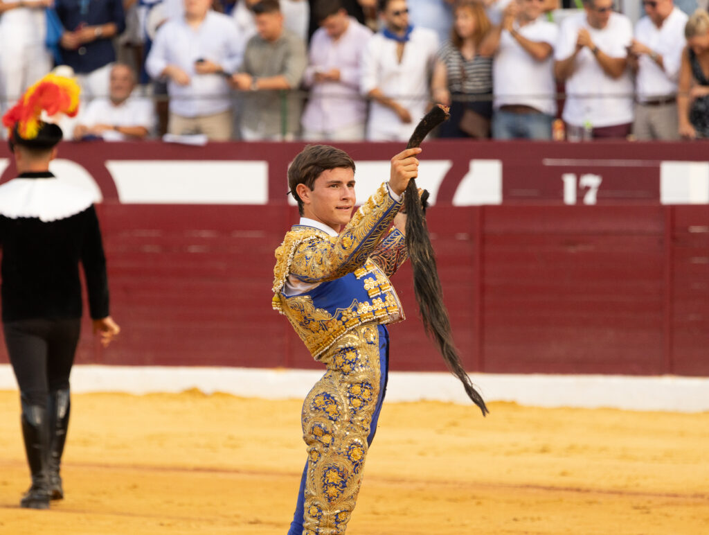 Tarazona vive una tarde histórica: Lleno de «No hay billetes» y triple puerta grande ante los toros de Jandilla