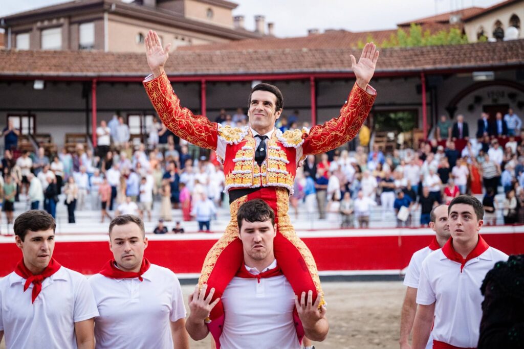 Emilio de Justo abre la Puerta Grande a lomos de la casta de Murteira Grave en Azpeitia