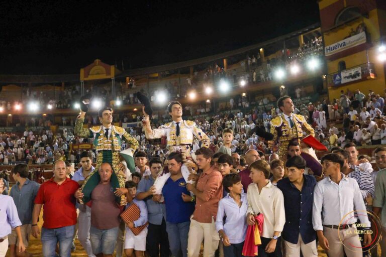 La Merced se rinde ante una tarde para la historia entre el indulto de Perera, el dominio de Roca Rey y su idilio con David de Miranda