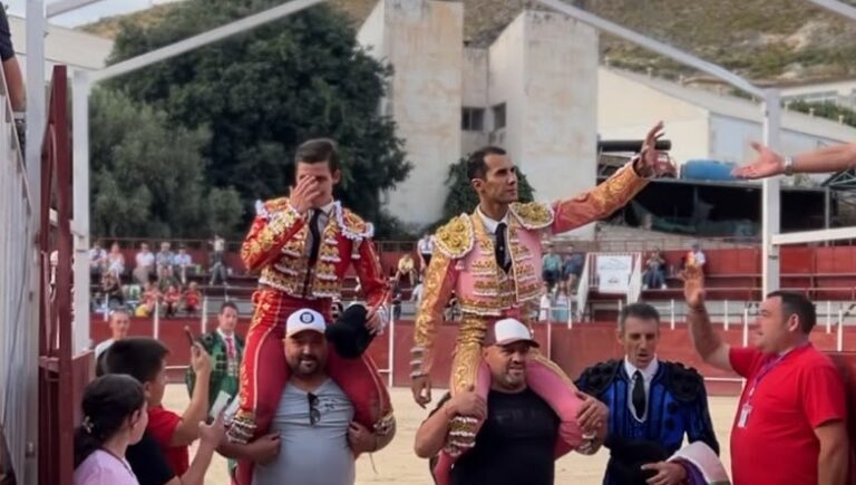 Juan de la Morena y Agustín de Antonio puerta grande en Güejar Sierra