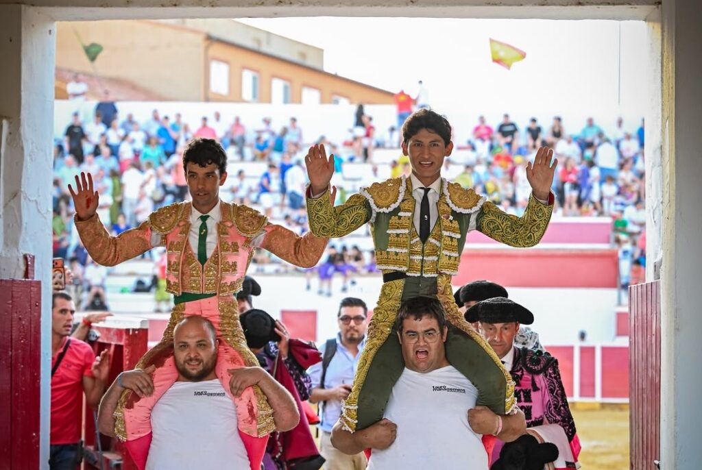 Emiliano Osornio y Samuel Castrejón a hombros en Cella