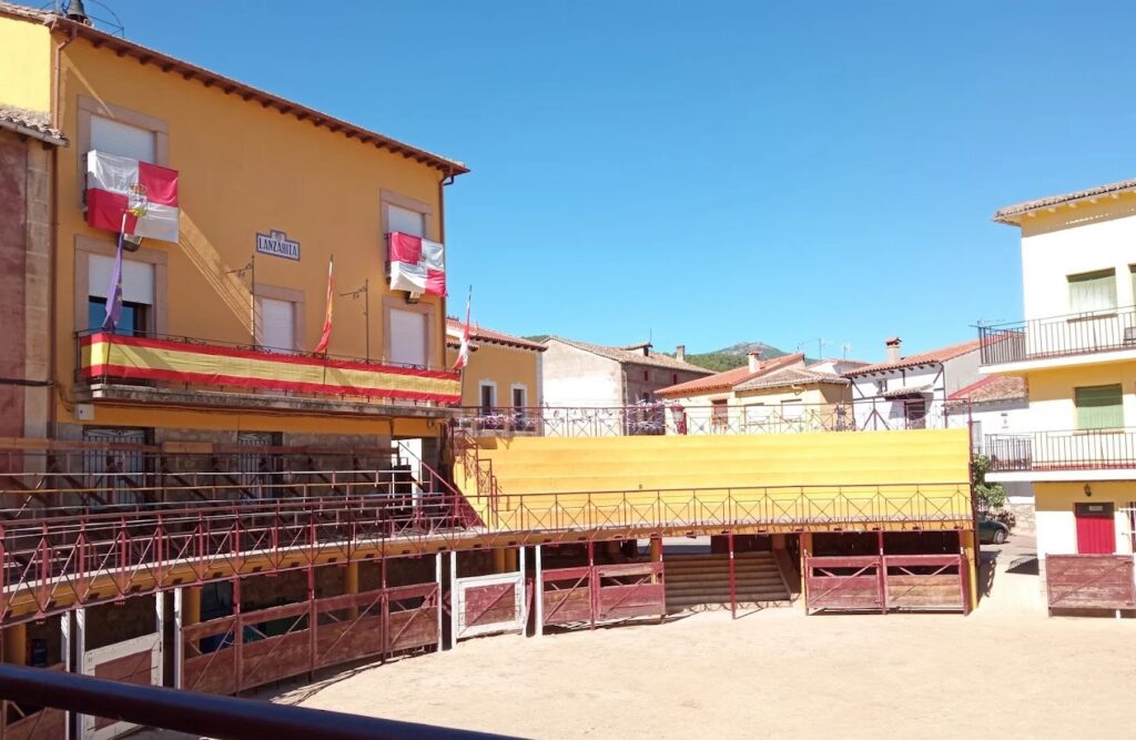 Miguel García sale a hombros en Lanzahíta y Nicasio Carbonell corta una oreja tras una aparatosa voltereta, junto a Luis Casado