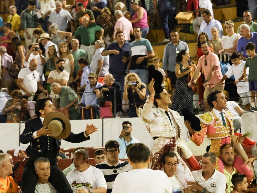 Tarde de apoteosis y ‘No hay billetes’ en Villanueva del Arzobispo: Ventura, Roca Rey y De Miranda pasean siete orejas y un rabo