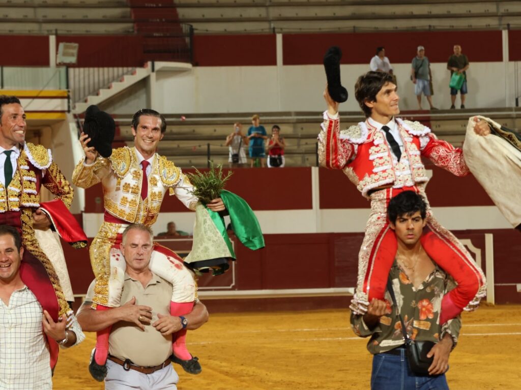 UTRERA |Terna a hombros en Utrera tras una gran tarde de toreo (FINAL)