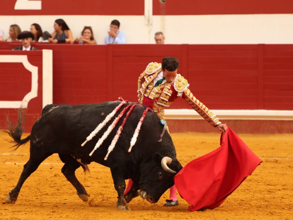 David de Miranda, temple para una sofocante tarde de toros en Utrera