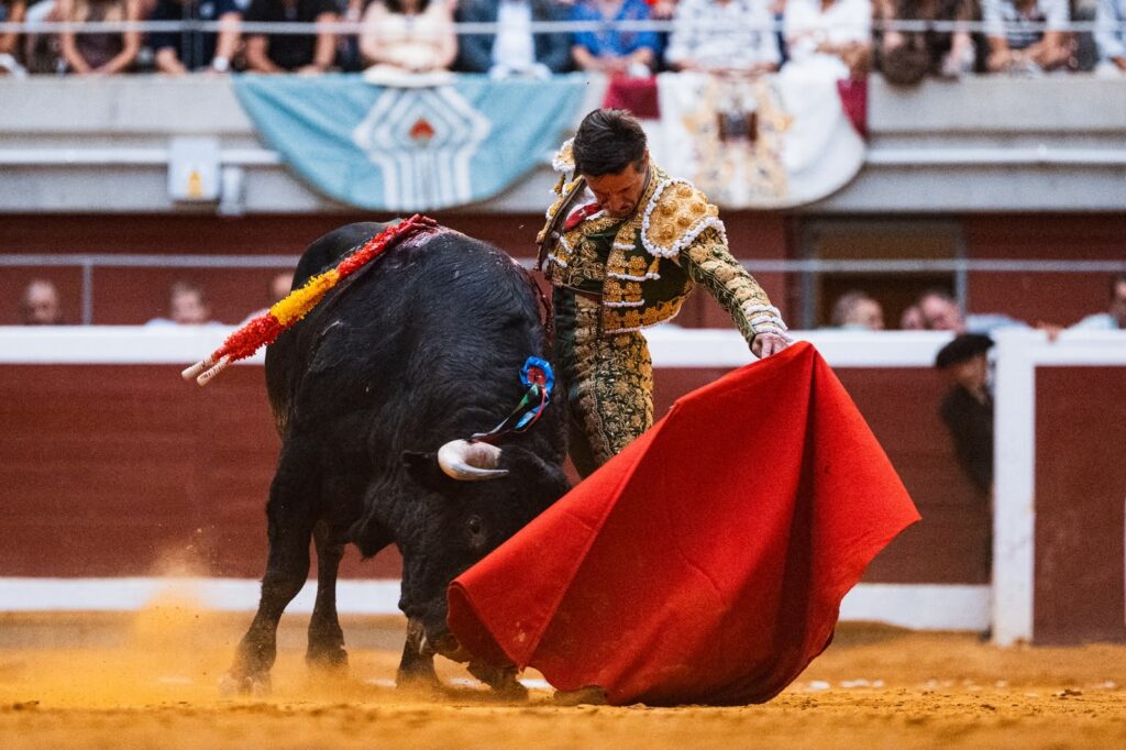 Urdiales encuentra en Logroño el toreo que permanece