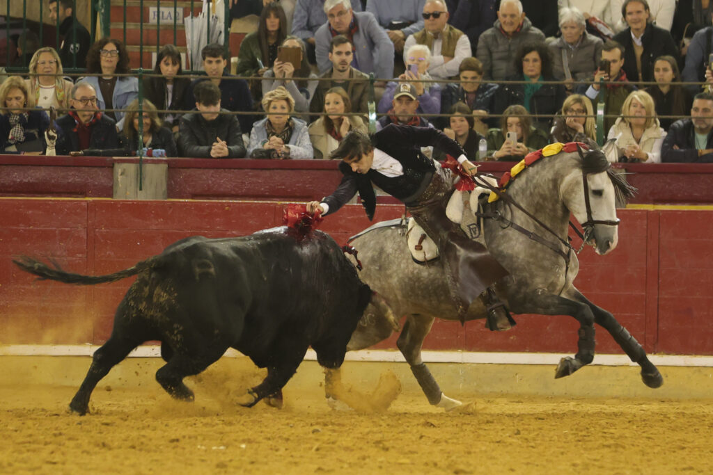 Duarte Fernandes y Diego Ventura cortan las últimas orejas de una distinta Feria del Pilar
