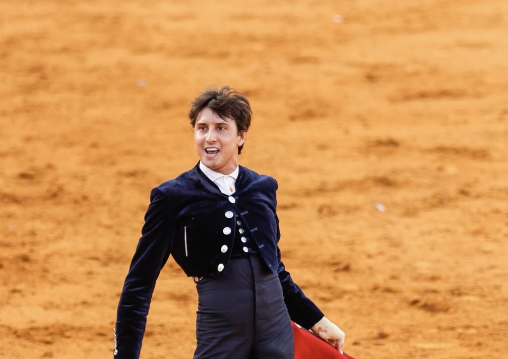 Tarde de emoción, triunfo y sangre en la última del año en Sevilla
