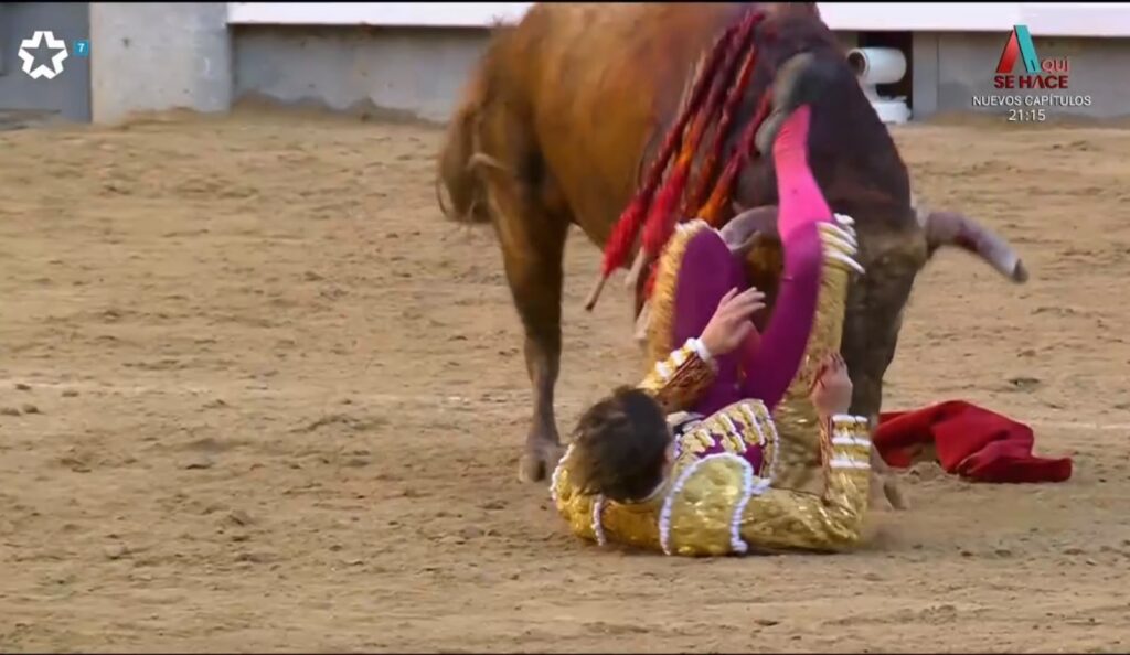 Álvaro Serrano sufre una cornada durante la lidia del tercero de su encerrona