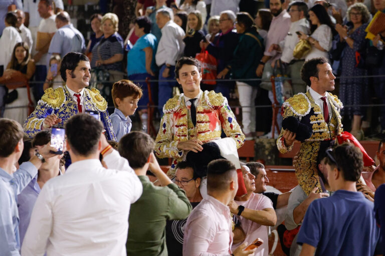Roca Rey toca el cielo de Úbeda, en una tarde en la que la terna al completo salió a hombros